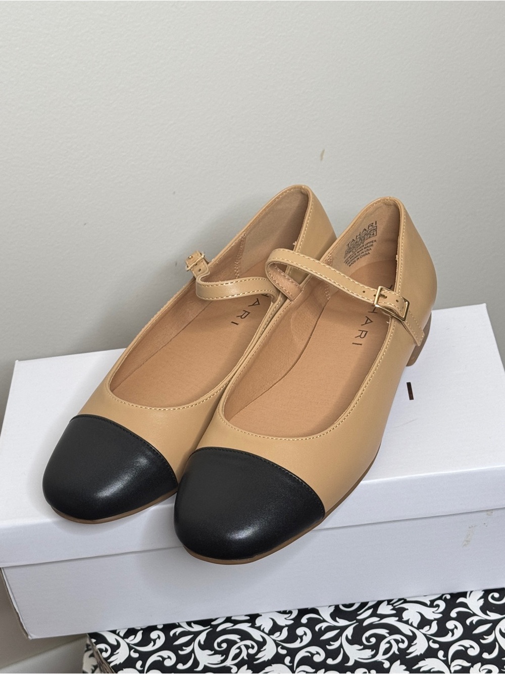 Tahari Mary Jane Cap-Toe Mary Jane Flats Black Camel New Size 7.5